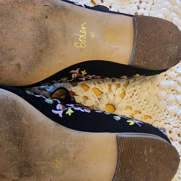 Boden Embroidered pinted flat sandles - Picture 3 of 3